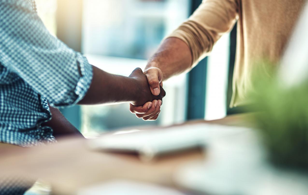 A photo of two people haking hands